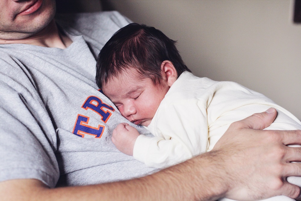 Papa y bebe durmiendo